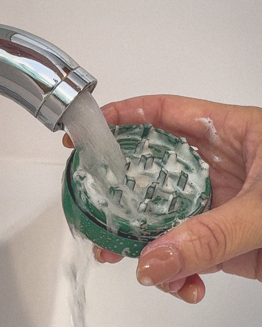 How to Clean a Grinder | The Greta Way